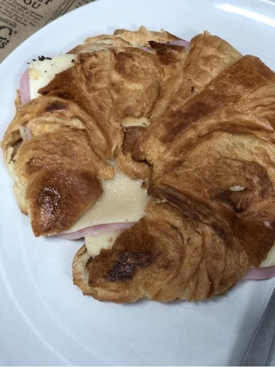 Croissant mixto a la plancha - Imagen 1