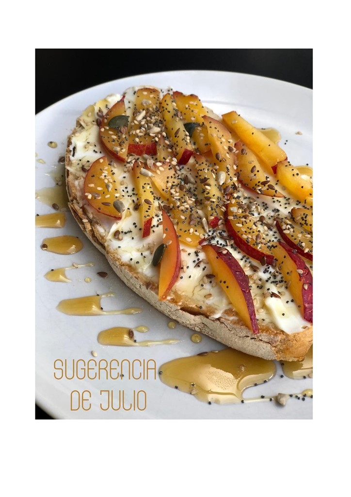 TOSTADA DE QUESO Y CIRUELA - Imagen 1